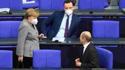 Angela Merkel, Jens Spahn (beide CDU) und Olaf Scholz (SPD) im Bundestag.