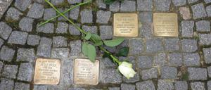 Stolpersteine in Berlin. Am Tag der Erinnerung an die Pogromnacht vom 9. November 1938 sangen Mitglieder der Jungen Union in einer Kneipe das Westerwaldlied. 