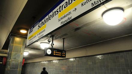 Die Täter im U-Bahnhof Schönleinstraße wurden von einer Videokamera aufgezeichnet. 