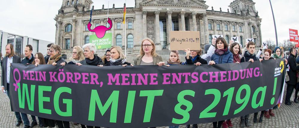 Vor dem Bundestag protestierten am Donnerstag Frauen für die Abschaffung des Paragrafen, der Werbung, aber auch öffentliche Information verbietet.