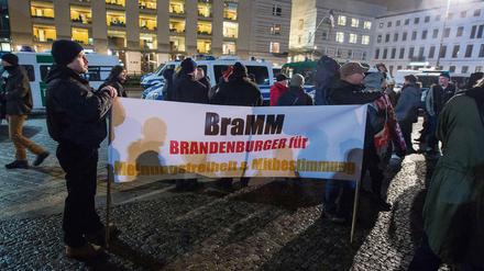 Bärgida-Kundgebung Ende Oktober in Berlin - unter den Anhängern auch viele bekannte militante Neonazis, NPD-Mitglieder und Hooligans sowie Mitglieder von AfD und "Pro Deutschland". 