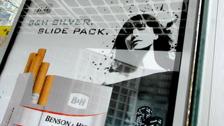 Tabakwerbung von Benson &amp; Hedges - Plakat gesehen an der Bushaltestelle "Potsdamer Platz" an der Leipziger Straße. 