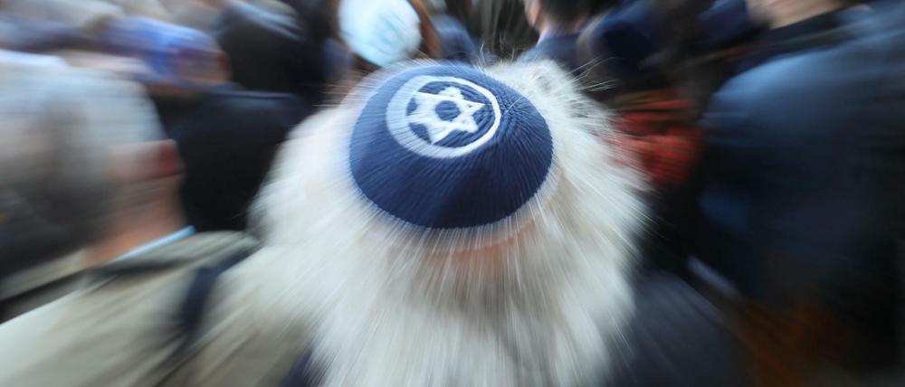 Ein Mann mit einer Kippa nimmt an der Solidaritätskundgebung "Berlin trägt Kippa" der Jüdischen Gemeinde zu Berlin. 