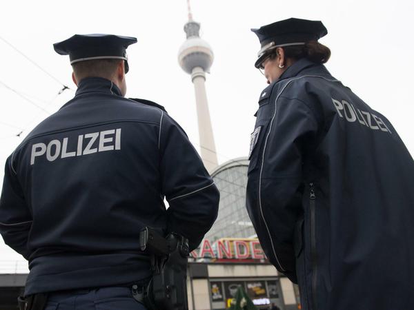 Mehrarbeit. Die Deutschen seien heute eher bereit, anstößiges Verhalten anzuzeigen, heißt es beim Berliner Landeskriminalamt.