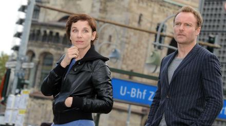 Die Schauspieler Meret Becker als Hauptkommissarin Nina Rubin und Mark Waschke als Hauptkommissar Robert Karow am U-Bahnhof Zoologischer Garten.