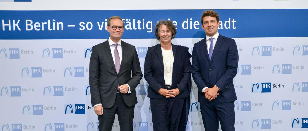 Berlins Regierender Bürgermeister Michael Müller, Beatrice Kramm (ehemalige Präsidentin der IHK Berlin) und Daniel-Jan Girl, neuer Präsident der IHK .