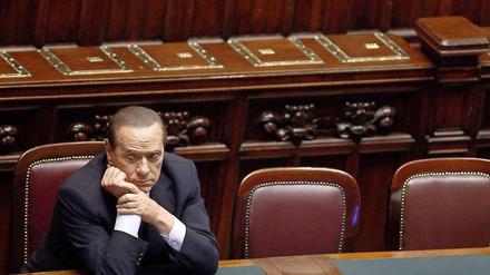 Allein auf der Bank: Silvio Berlusconi