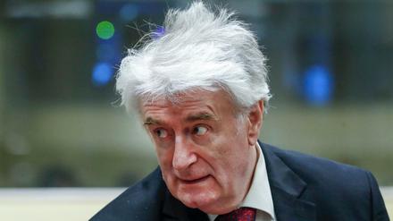 Radovan Karadzic, der ehemalige Serbenführer, kommt zu einer Anhörung vor dem UN-Tribunal. 