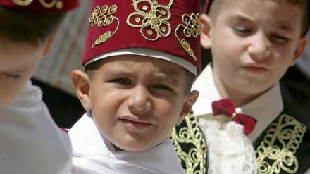 Ein Junge bei seiner Beschneidungszeremonie. Sie gehört zur festen Tradition im Islam. 