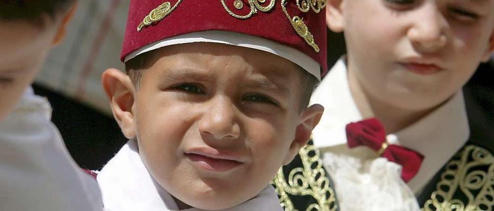 Ein algerischer Junge bei einer Beschneidungs-Zeremonie.