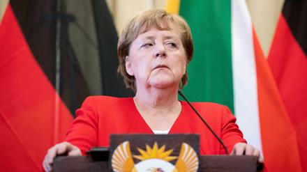 Bundeskanzlerin Angela Merkel (CDU) spricht auf einer Pressekonferenz mit dem Präsidenten von Südafrika. 