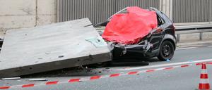 Eine große Betonplatte einer Lärmschutzwand war am Freitag auf der Autobahn 3 bei Köln auf einen Wagen gestürzt und hatte eine Autofahrerin getötet.