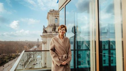 Die neue Bundesbildungsministerin Bettina Stark-Watzinger (FDP) auf dem Balkon des Jakob-Kaiser-Hauses.