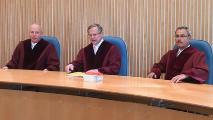 Der Dritte Strafsenat beim Bundesgerichtshof kippt das Urteil im Völkermord-Prozess gegen einen ehemaligen ruandischen Bürgermeister. Das Verfahren wird nun ans Oberlandesgericht Frankfurt zurückverwiesen. 
