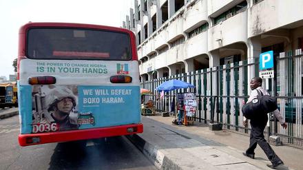 Die nigerianische Armee versucht ihr Image zu verbessern, zum Beispiel mit diesem Plakat auf einem Bus n der südnigerianischen Megastadt Lagos. "Wir werden Boko Haram besiegen", steht da. Bisher sieht es allerdings nicht danach aus. 