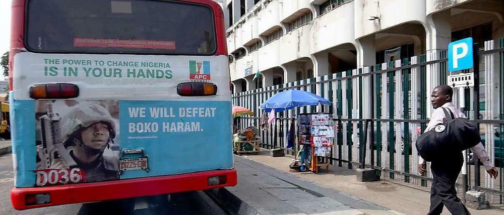Die nigerianische Armee versucht ihr Image zu verbessern, zum Beispiel mit diesem Plakat auf einem Bus n der südnigerianischen Megastadt Lagos. "Wir werden Boko Haram besiegen", steht da. Bisher sieht es allerdings nicht danach aus. 