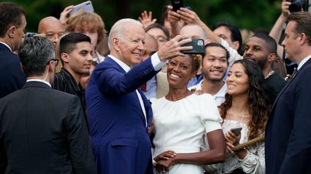 Der Mix der Zukunft: US-Präsident Joe Biden am Nationalfeiertag mit Latinos, Afroamerikanern und anderen Minderheiten.