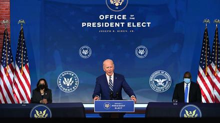 Der künftige US-Präsident Joe Biden mit Vizepräsidentin Kamala Harris und Lloyd Austin, dem designierten Verteidigungsminister.