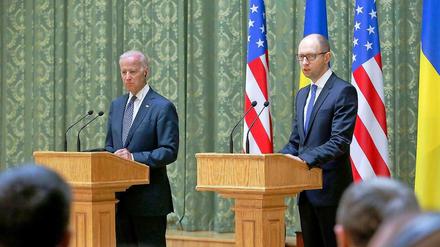US-Vizepräsident Biden und der ukrainische Premier Jasenjuk bei der Pressekonferenz in Kiew.