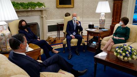 US-Präsident Joe Biden und seine Stellvertreterin Kamala Harris mit den republikanischen Senatoren Susan Collins (rechts) und Mitt Romney (links) am Montag im Weißen Haus. 