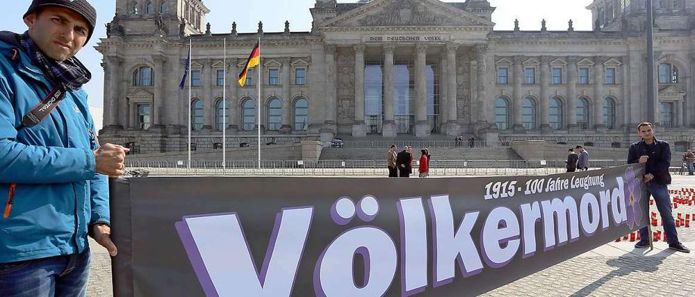 Vor dem Bundestag machten armenische Demonstranten mit einem großen Spruchband klar, was sie vom Parlament erwarteten: eine klare Aussage. 