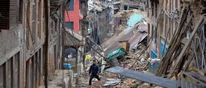 Trümmerlandschaft. Wie in Bhaktapur, einer Stadt nahe Kathmandu, sieht es vielerorts in der Erdbebenregion von Nepal aus. 