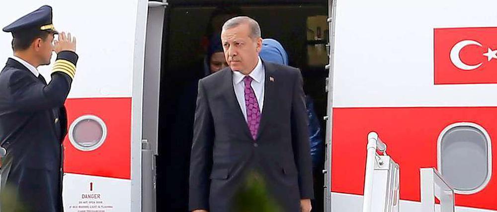 Der türkische Präsident Erdogan am Montag bei seiner Ankunft auf dem Flughafen Esenboga in Ankara. 