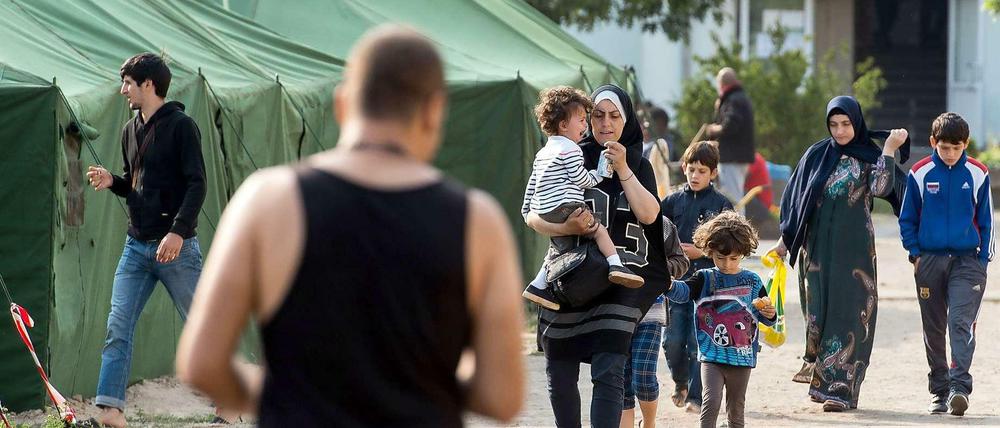Gekommen, um zu bleiben. Flüchtlinge vor der Erstaufnahmestelle für Asylbewerber in Eisenhüttenstadt. 