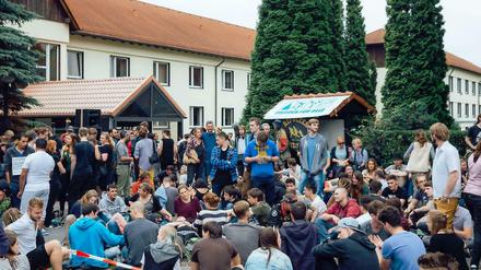 Vor dem Flüchtlingsheim in Freital versammeln sich etwa 250 Unterstützer der Asylbewerber. 