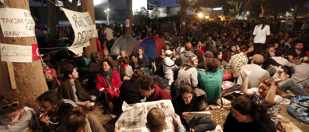Menschen campen im Gezi-Park