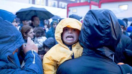 In der neuen Welt: Vor dem LaGeSo in Berlin stehen Flüchtlinge im Regen und warten auf ihre Registrierung.