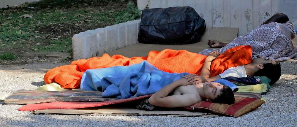 Folgen des Spardiktats? Obdachlose Griechen übernachten in einem Park von Athen.