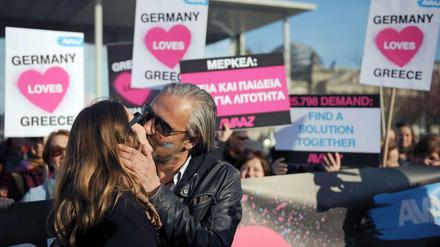Griechen und Deutsche küssen sich vor dem Kanzleramt.
