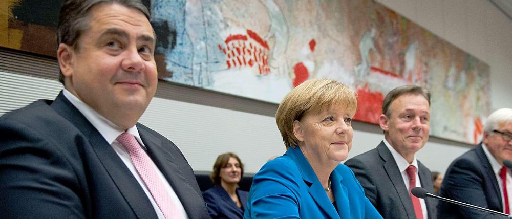 Ihre Jungs - oder zu Gast bei Freunden: Angela Merkel besucht die SPD-Fraktion.