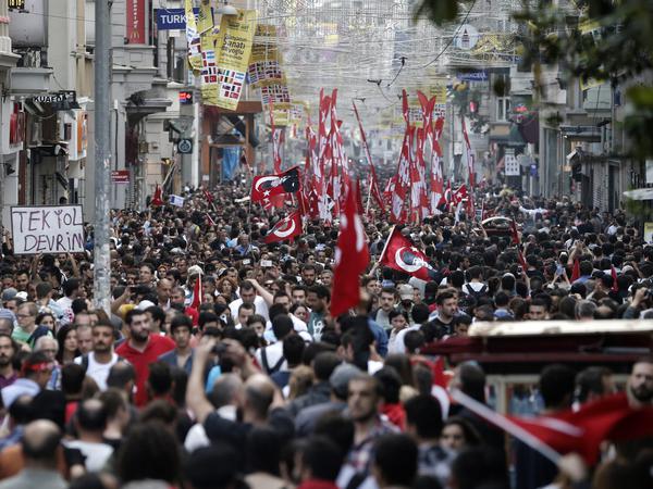 Tausende Menschen demonstrieren auf der Straße "Istiklal Caddesi"