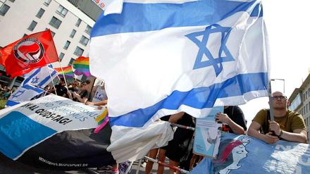 Gegendemo. Antifaschisten, Lesben, Schwule und Israel-Freunde protestieren gegen den Al-Quds-Marsch in Berlin. 