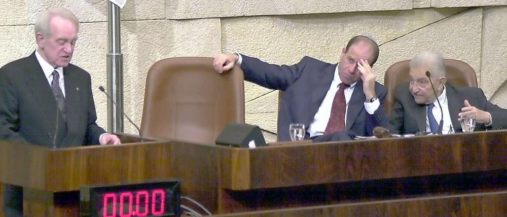 Als erster deutscher Politiker sprach der damalige Bundespräsident Johannes Rau am 16. Februar 2000 vor dem israelischen Parlament, der Knesset. Rechts außen ist Israels Präsident Ezer Weizmann zu sehen, links neben ihm Parlamentssprecher Avraham Burg.