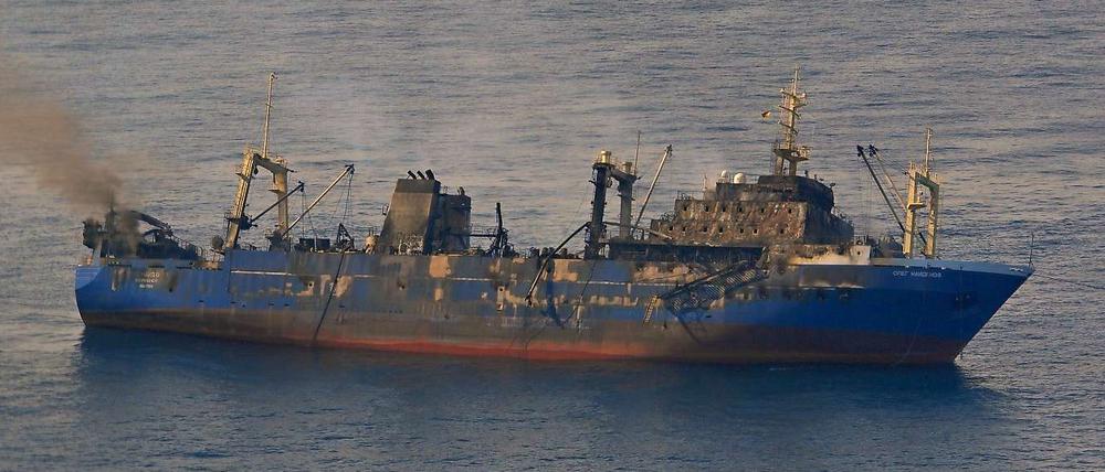 Am Hafen von Las Palmas hatte der russische Fischtrawler Feuer gefangen. Danach sank er und aus dem geborstenen Tank strömte Schweröl.