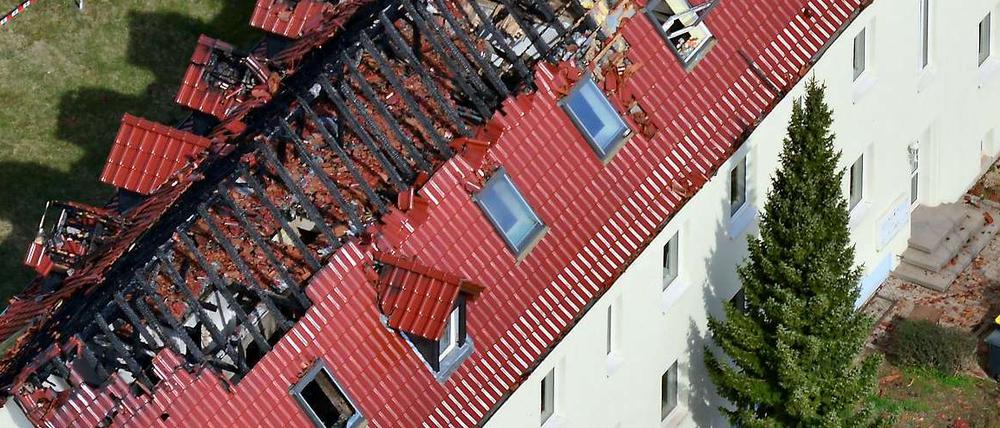 Luftaufnahme von dem durch einen Brandanschlag zerstörten Asylbewerberheim in Tröglitz.
