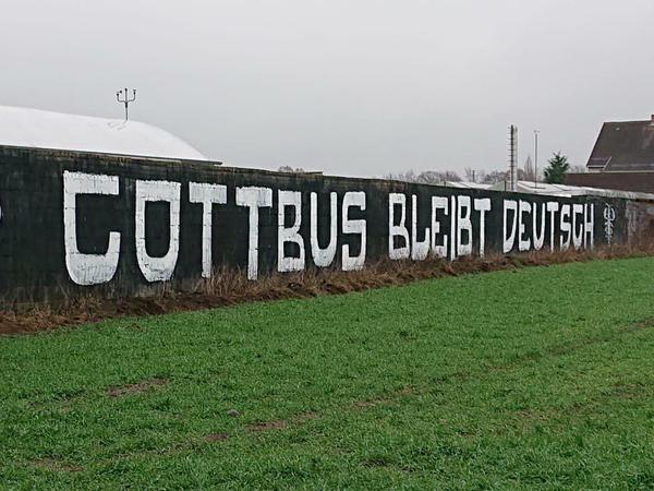 Der Schriftzug „Cottbus bleibt Deutsch“ war im Dezember 2018 auf der Wand angebracht worden.