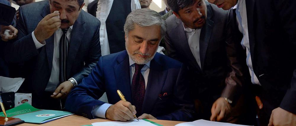 Wird er der nächste Präsident Afghanistans? Der frühere Außenminister Abdullah Abdullah (Mitte) rechnet sich Chancen aus.