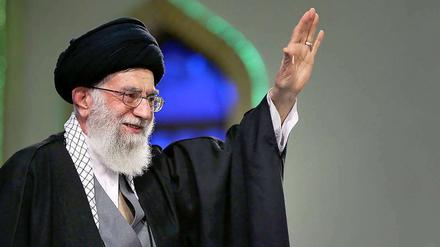 Ajatollah Ali Chamenei befürwortet das Atomabkommen, hat aber Bedenken, ob es realisierbar ist. 