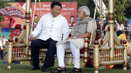 Chinas Präsident Xi (links) trägt die traditionelle indische Weste - eine freundliche Geste gegenüber seinem Gastgeber, Indiens Premierminister Narendra Modi (rechts). 