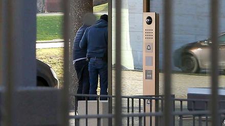 Ein Mann wird am Sonntag im Bundesgerichtshof in Karlsruhe durch den Eingang gebracht. 