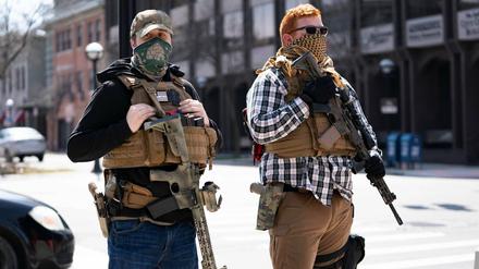 In den USA wächst das Gefühl der Bedrohung – und führt wie hier in Michigan auch zur Gründung von Milizen. Der Supreme Court stärkte vor wenigen Wochen das Recht, öffentlich Waffen tragen zu dürfen. 