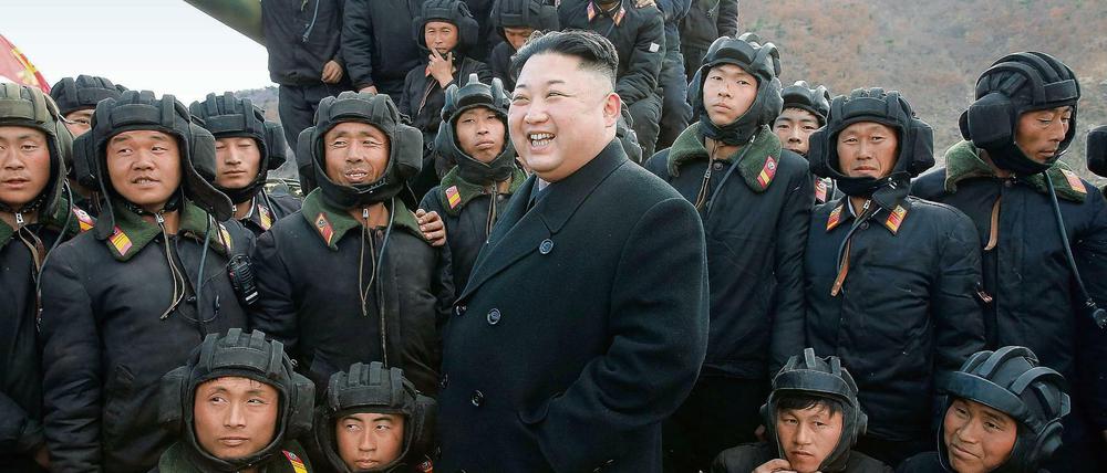 Nordkoreas Machthaber Kim Jong Un mit Soldaten.