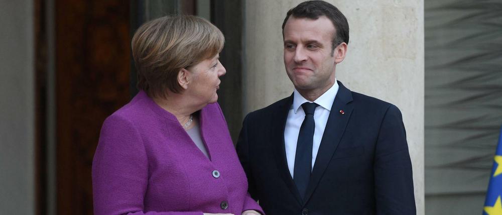 Und jetzt? Ihren ersten Antrittsbesuch machte Bundeskanzlerin Angela Merkel beim französischen Präsidenten Emmanuel Macron.
