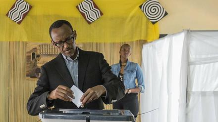 Paul Kagame hat abstimmen lassen, und die Zustimmung war überwältigend. Im Gegensatz zu seinem Kollegen im Nachbarland Burundi hat er seine dritte Amtszeit weitaus cleverer ermöglicht. 