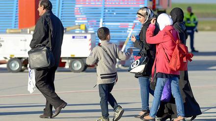 Ankunft auf sicherem Boden. Syrische Bürgerkriegsflüchtlinge auf dem Flughafen Kassel-Calden