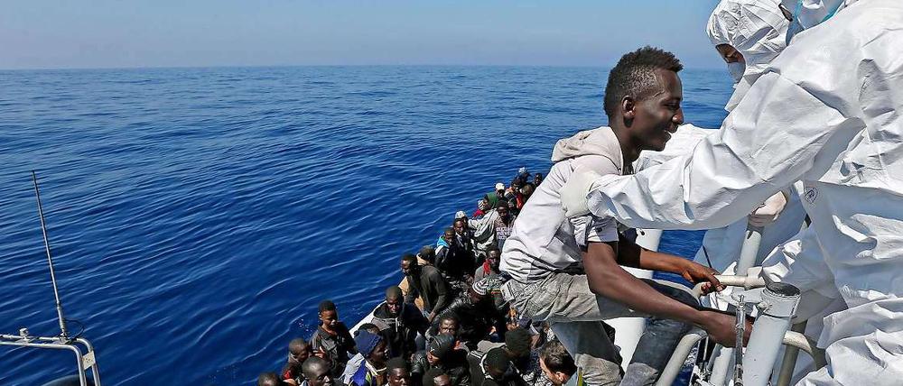Rettung von Flüchtlingen durch italienische Einsatzkräfte am Donnerstag im Mittelmeer.